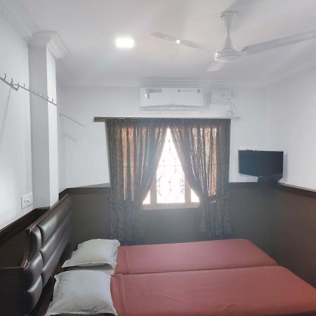 Hotel Maple Regency Kochi Exterior photo