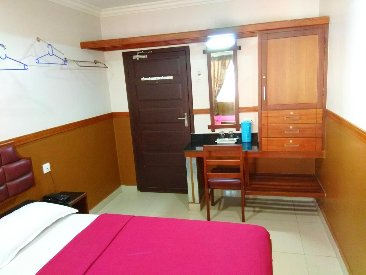 Hotel Maple Regency Kochi Exterior photo