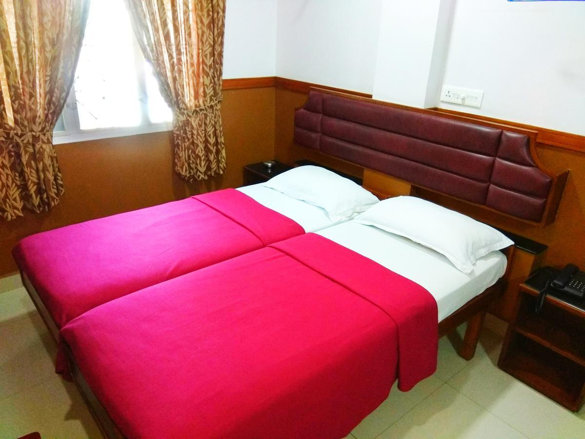 Hotel Maple Regency Kochi Exterior photo