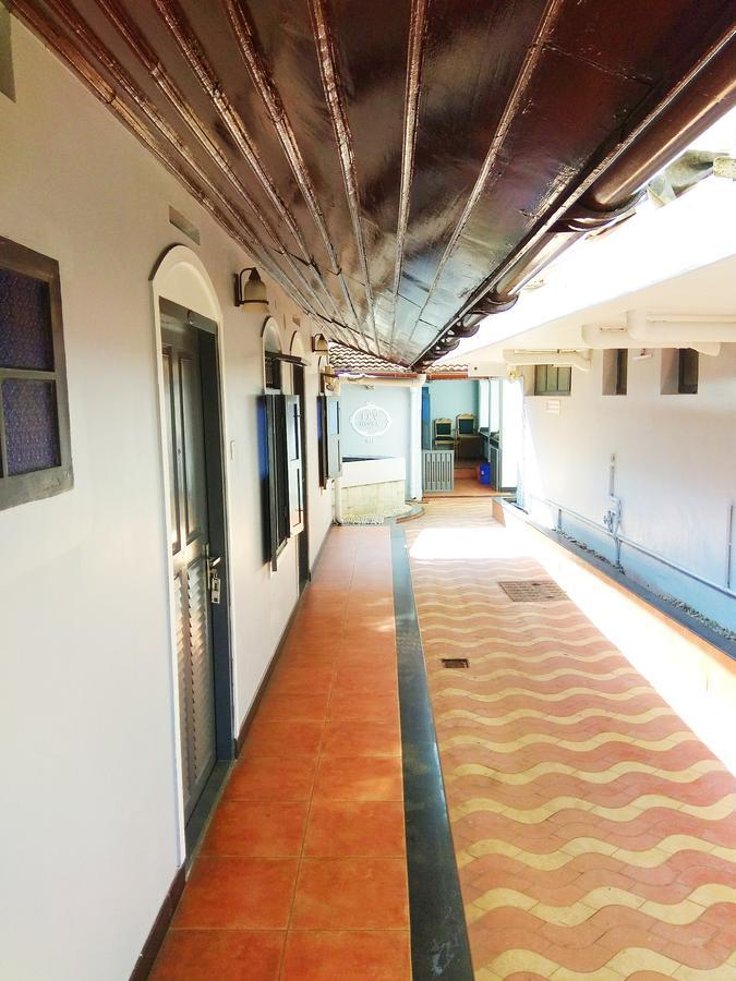 Hotel Maple Regency Kochi Exterior photo