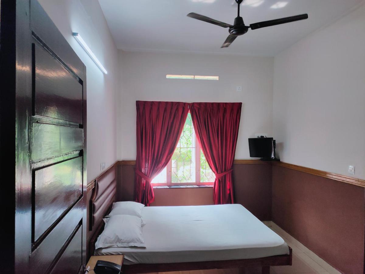 Hotel Maple Regency Kochi Exterior photo