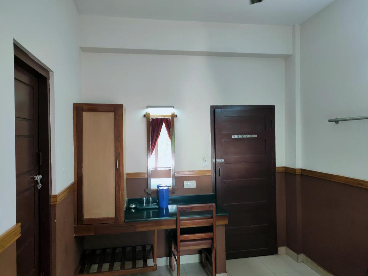 Hotel Maple Regency Kochi Exterior photo